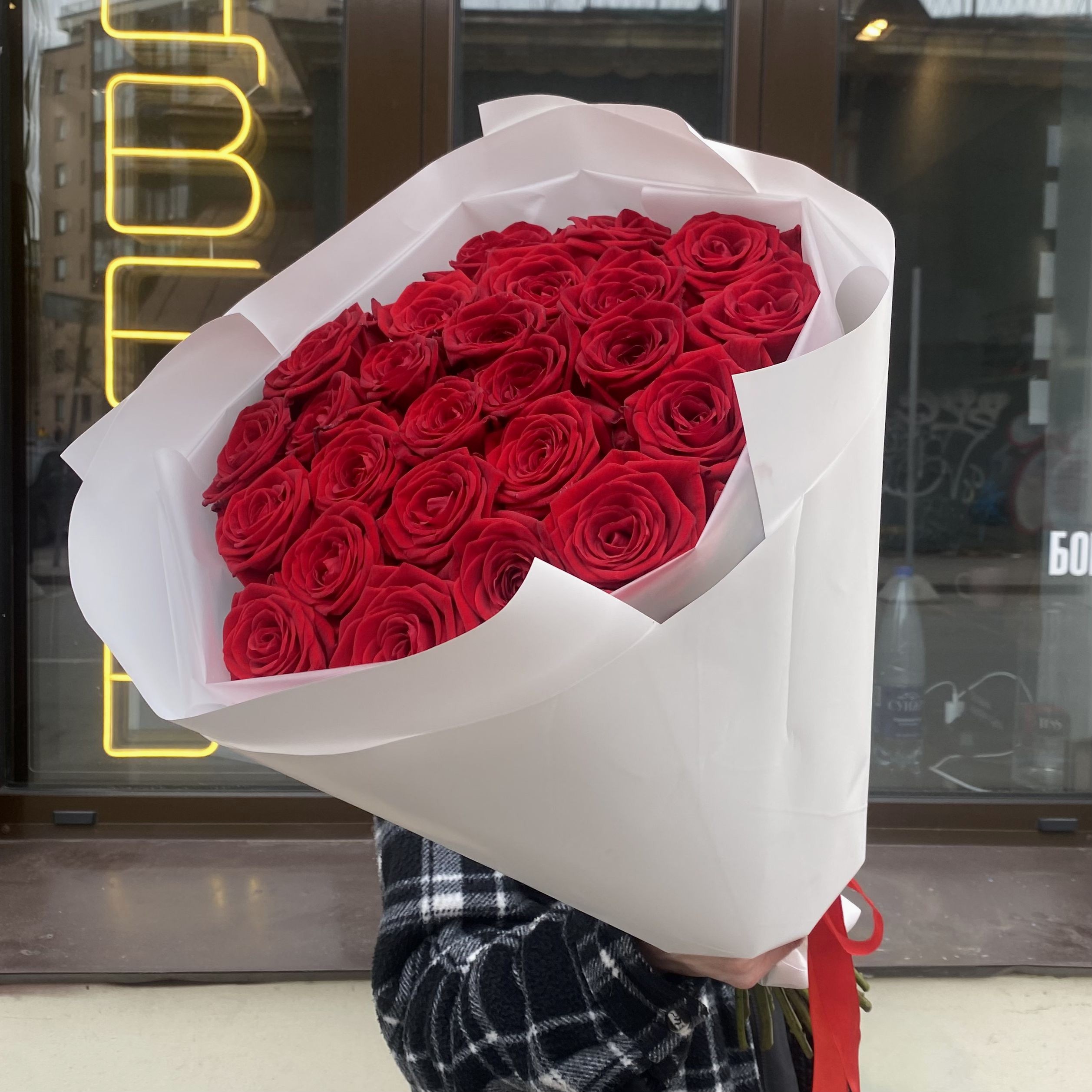 Букет из 25 красных и белых роз